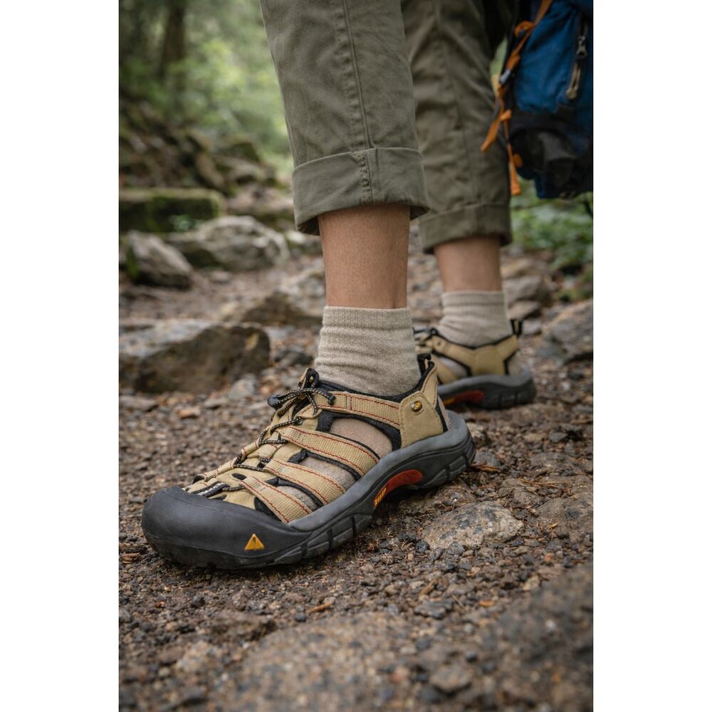 Keen woMen's Tan and Black Hiking Sandals